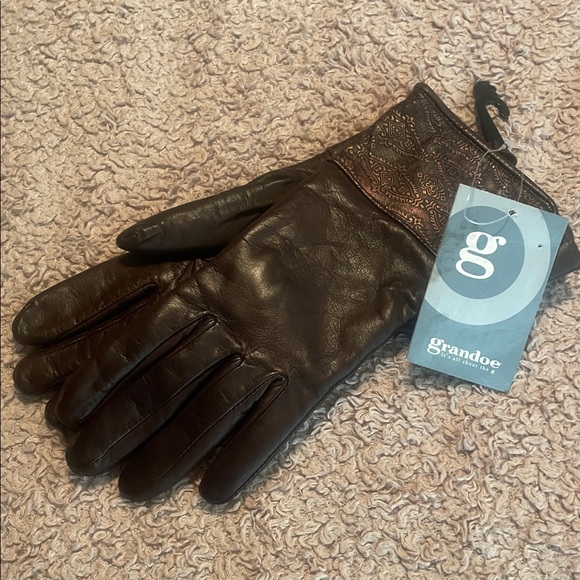 Grandoe Accessories - 🌸NWT GRANDOE Womens Italian Leather Gloves - size 7 Small